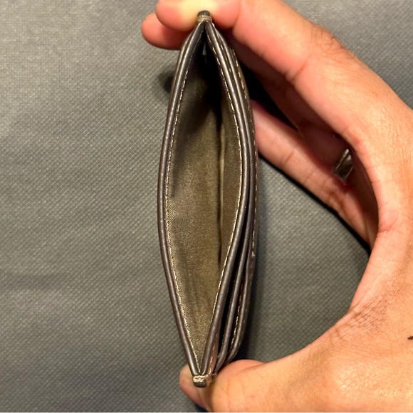 Tory Burch Kira Chevron Quilted Leather Case. Color: Sandpiper - Picture 4 of 5